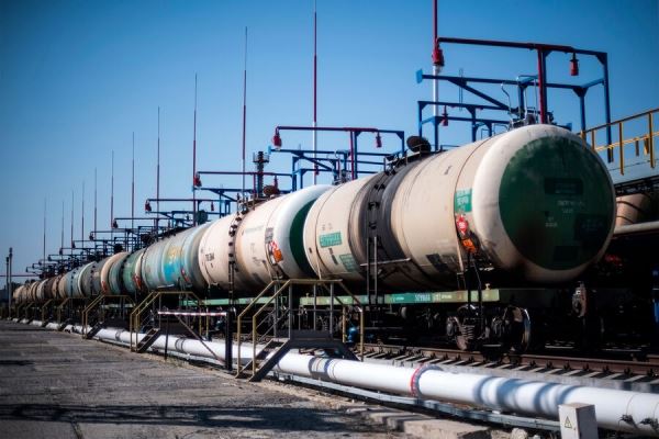 Россия увеличила поставки нефти в Индию в 22 раза. Ее покупают со скидкой 